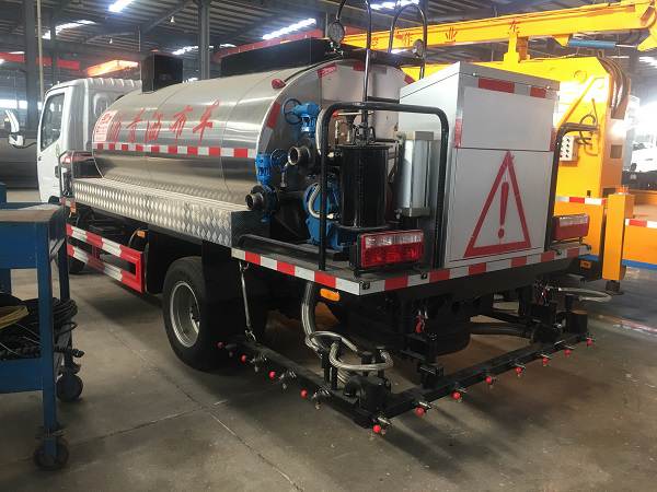 Sinosun 4m3 asphalt spreader truck will be exported to Mongolia soon_1